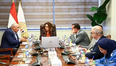 وزيرة التنمية المحلية ومحافظ الوادي الجديد يضعان استراتيجية لإنشاء مركز لإنتاج الحرير الطبيعي.