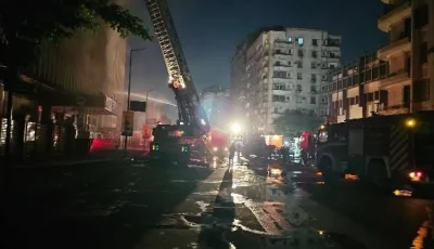 تجدد النيران في سنترال رمسيس وإغلاق كامل لشارع رمسيس حتى السيطرة على الحريق.