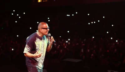عمرو دياب يتألق في جدة ويقدم أغاني “ابتدينا” لأول مرة على المسرح (صور)