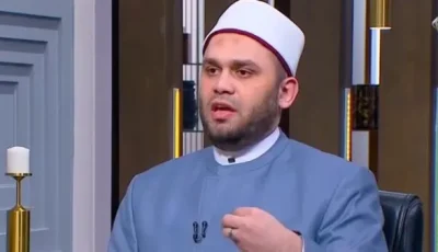 الصلاة أثناء الأذان مسموح بها، لكن يُفضل الانتظار واتباع سنة النبي.