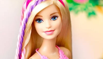 أنفقت مبلغاً كبيراً على الجراحة التجميلية.. امرأة تغيّر مظهرها بالكامل لتبدو كدمية باربي.. صور