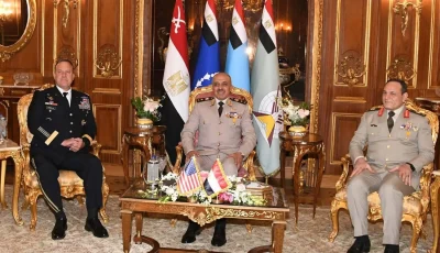 الفريق أحمد خليفة، رئيس أركان حرب القوات المسلحة، يجتمع مع قائد القيادة المركزية الأمريكية.