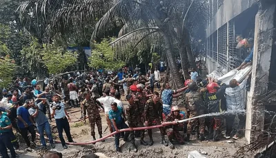 تحطم طائرة في حرم الجامعة يؤدي إلى سقوط عشرات القتلى والجرحى.
