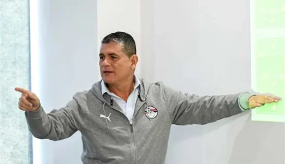 أوسكار رويز يلتحق بمعسكر حكام تقنية “VAR” عقب انتهاء عطلته