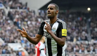 إيزاك يطلب من الهلال 60 مليون يورو سنويًا وإنزاجي يسعى لضم مهاجم ليفربول
