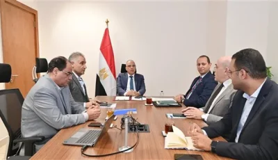 وزير الري يتابع جهود إزالة الحشائش وورد النيل والتعديات على المجاري المائية.