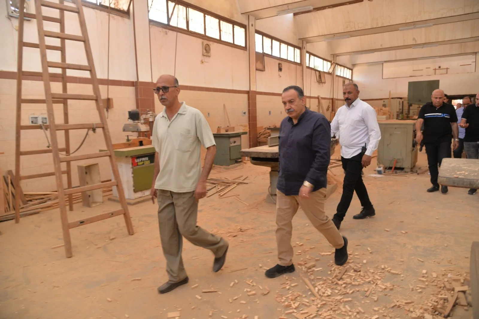محافظ أسيوط يتابع مشروع إعادة تدوير الأخشاب والمقاعد الدراسية القديمة في ورش المدرسة الثانوية الزخرفية