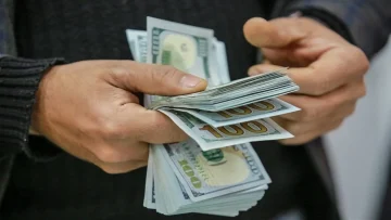 أسعار صرف الدولار تتجاوز مستوى 140 ألف دينار.