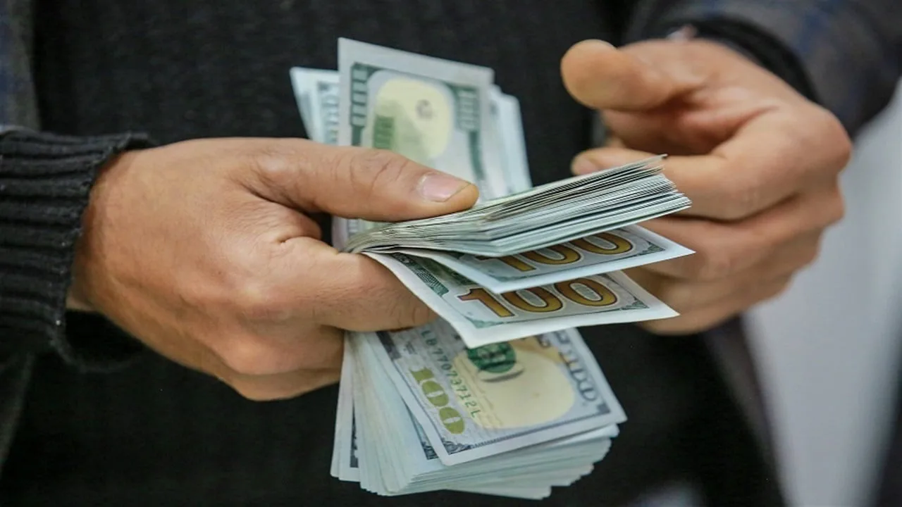 أسعار صرف الدولار تتجاوز مستوى 140 ألف دينار.