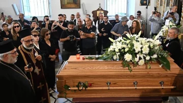 بعد فترة طويلة من الغياب.. ظهور مؤلم لفيروز خلال وداع ابنها