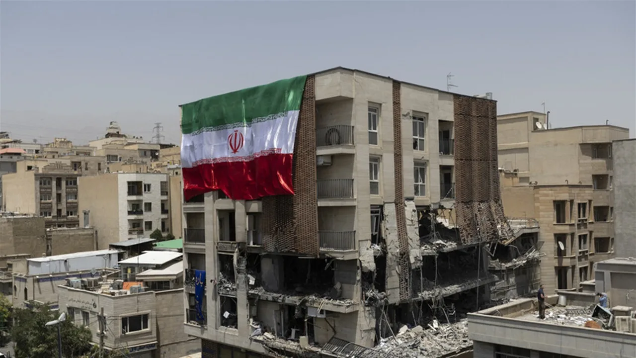 إيران تعلن إحباط خطط لاغتيال مسؤولين وتنصيب بهلوي بعد سقوط النظام بالتعاون مع إرهابيين.