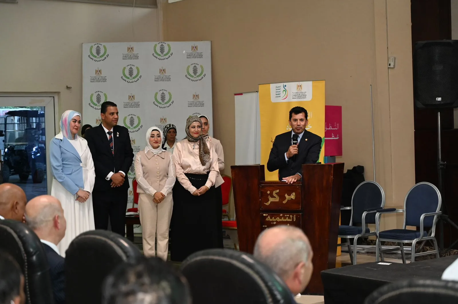 وزير الشباب والرياضة ومحافظ القاهرة يشاركان في جلسة حوارية نظمها اتحاد شباب العمال