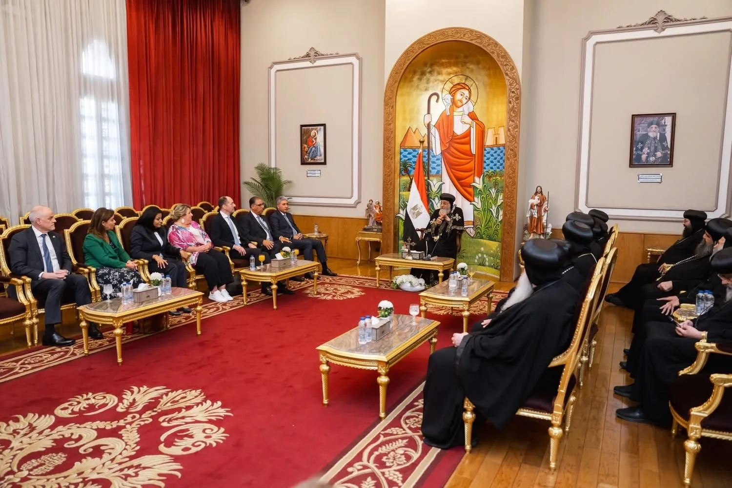 زيارة الشباب المشاركين في ملتقى لوجوس إلى الكاتدرائية المرقسية وتناول غداء رسمي بحضور البابا تواضروس