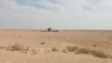 فتح تحقيق في أسباب احتراق مركبة تابعة لمنظمة نرويجية لإزالة الألغام في صحراء الرميلة.