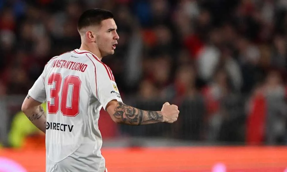 تقرير أرجنتيني يكشف تاريخ سفر ماستانتونو إلى إسبانيا استعدادًا للانتقال إلى ريال مدريد