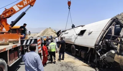 50 شخصاً بين قتيل وجريح نتيجة انقلاب حافلة في إيران