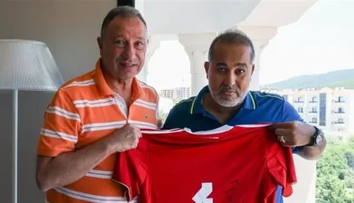 الخطيب يمنح قميص الأهلي لـ “خليفة سلطان” رئيس الشركة المسؤولة عن معسكر تونس.