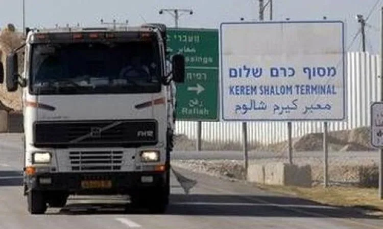 إدخال 93 شاحنة مساعدات إنسانية إلى غزة لنصرة الفلسطينيين
