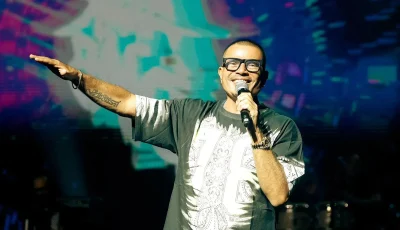 عمرو دياب يقدم حفلاً رائعاً في جدة ويؤدي أغنية “ابتدينا” لأول مرة.