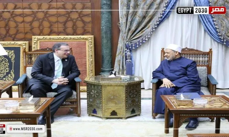 شيخ الأزهر يناقش تعيين أربعين ألف معلم مع رئيس الجهاز المركزي للتنظيم والإدارة.