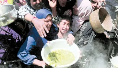 الجيش الإسرائيلي يرسل مساعدات إنسانية عن طريق الجو إلى قطاع غزة.