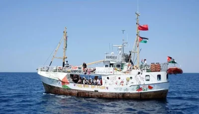 القوات البحرية الإسرائيلية تداهم سفينة “حنظلة” وتقبض على جميع من فيها.