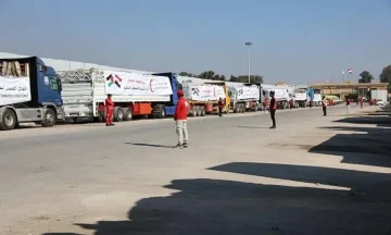 لليوم الخامس، دخول شاحنات المساعدات إلى غزة من خلال معبر “كرم أبو سالم”