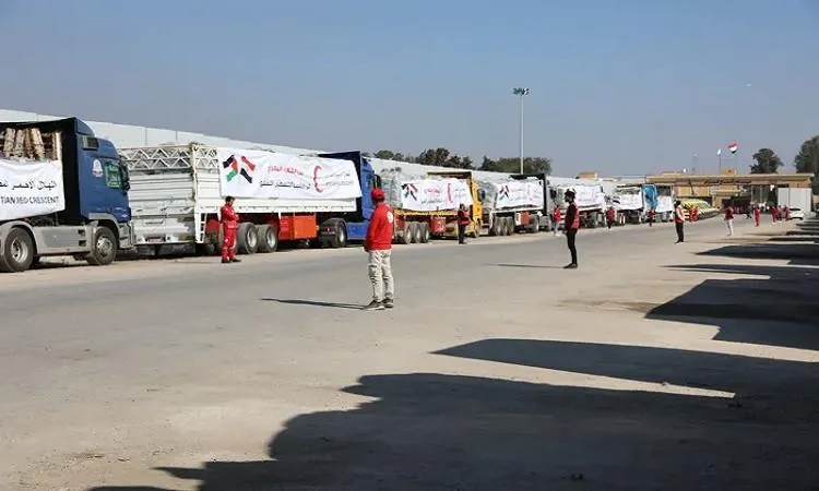 لليوم الخامس، دخول شاحنات المساعدات إلى غزة من خلال معبر “كرم أبو سالم”