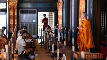 ما الذي يفعله محمد صلاح في معبد البوذية؟