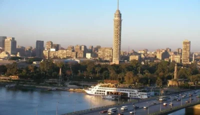 حرارة رطبة خلال النهار واعتدال رطب ليلاً، والعظمة في القاهرة 35 درجة.
