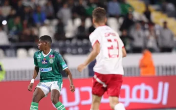 الرجاء المغربي يقرر إنهاء عقد لاعب بارز بناءً على توجيهات الشابي