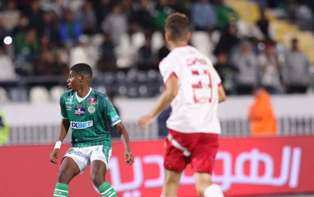 الرجاء المغربي يقرر إنهاء عقد لاعب بارز بناءً على توجيهات الشابي
