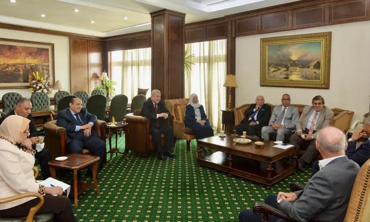 رئيس الهيئة العليا للإعلام يلتقي لجنة تنظيم الأداء الإعلامي الرياضي بتشكيلها الجديد