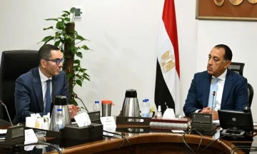 رئيس الوزراء يناقش مع وزير الاستثمار خطوات تحسين نظام الإفراج الجمركي