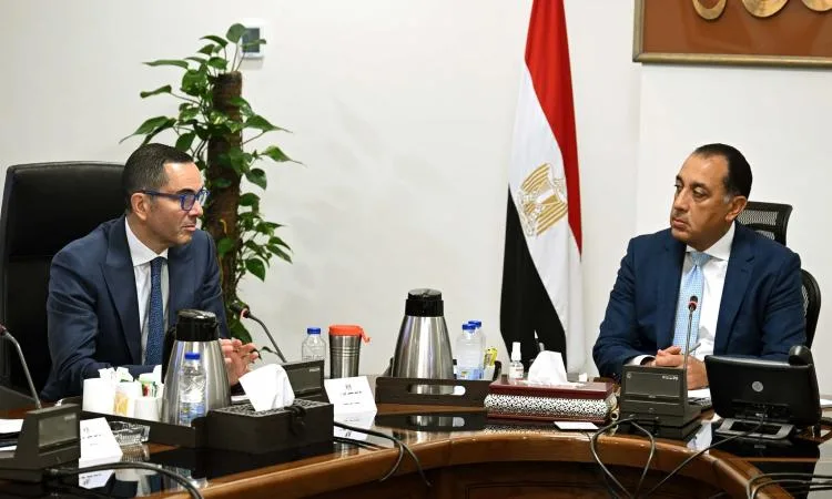 رئيس الوزراء يناقش مع وزير الاستثمار خطوات تحسين نظام الإفراج الجمركي