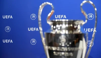 “بقلم حبر جاف” .. لاعب يتزين بقميص يحمل رقمًا مكتوبًا بخط اليد في بطولة دوري أبطال أوروبا