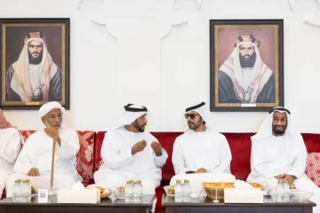 خليفة بن طحنون يقدم تعازيه في وفاة سهيل العامري