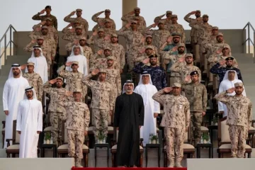خالد بن محمد بن زايد يراقب عروضاً فنية لمجندي الدفعة الثانية والعشرين من خدمات الوطن.