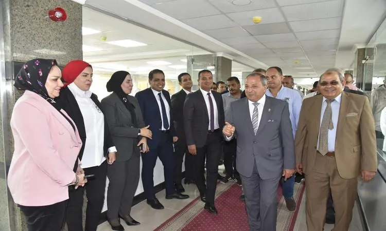 محافظ بورسعيد يطلق مشروع تحديث الطابق الثاني في مجمع المصالح بالدائرة الرسمية
