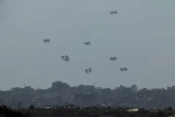 بريطانيا تبدأ إسقاط مساعدات فوق قطاع غزة