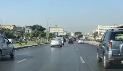 تنظيم حركة المرور في شوارع وميادين القاهرة والجيزة وتعزيز التواجد الأمني لمراقبة الطرق