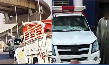 سائق سيارة ربع نقل يقف قدميه على نافذة السيارة أثناء قيادتها على “الدائري”