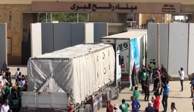 وصول شاحنات المساعدات إلى معبر كرم أبو سالم لتوزيعها على الفلسطينيين في غزة
