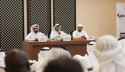 شعراء يقرّؤون قصائدهم في حفلة أدبية بخورفكان
