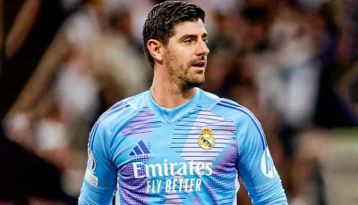 كورتوا يؤازر ألونسو ويلوم لاعبي ريال مدريد على الخسارة أمام باريس