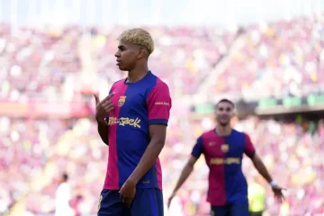 لحظة مضحكة بين يامال وليفاندوفسكي خلال تمرين برشلونة: تبادل الضربات!