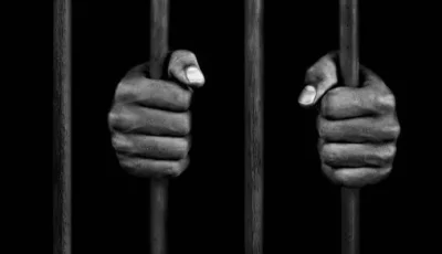 كيفية معالجة القانون للشخص الممنوع من السفر والمفروض عليه الترحيل في الوقت نفسه
