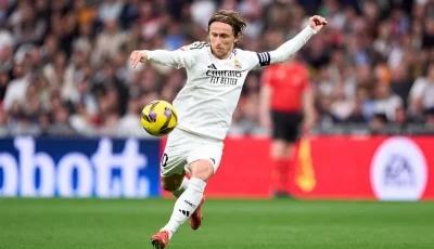 مودريتش يتوجه إلى إيطاليا لاستكمال انتقاله إلى ميلان