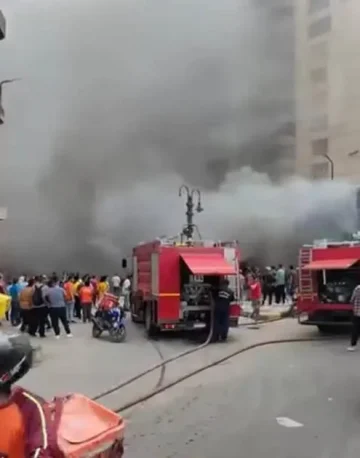 نيران هائلة تلتهم مطعماً معروفاً في الإسكندرية