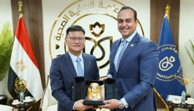 السبكي ومسؤول من شركة هواوي يراجعون نتائج الاتفاقية الموقعة في الصين